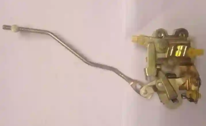 Cerradura de puerta delantera izquierda