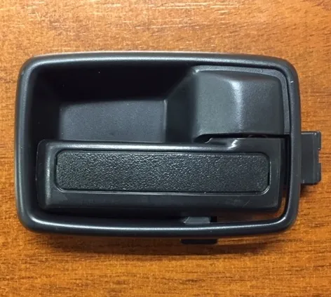 Manija interior derecha de puerta Isuzu KB 90 con marco negra