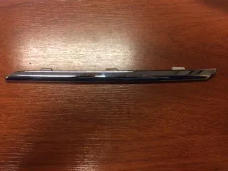 Moldura de parrilla delantera derecha cromada