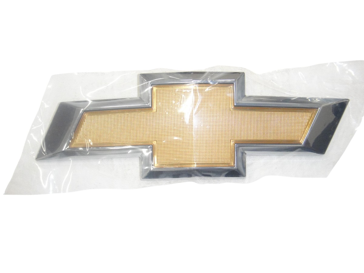 EMBLEMA CARETA*CHEVROLET TRACKER 2013/2016