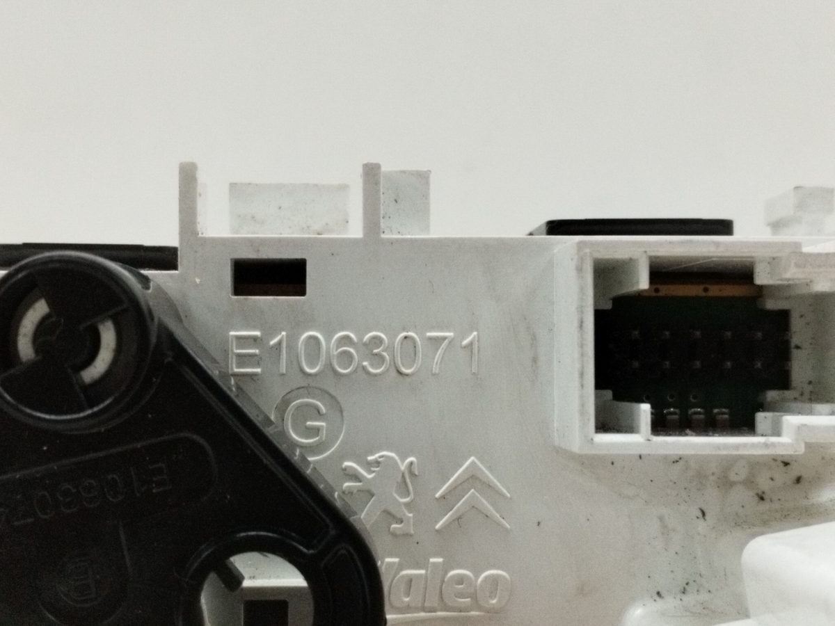 Comandos De Calefacción Peugeot 208 2012-2019 Access 1.0L 50kW E1063071
