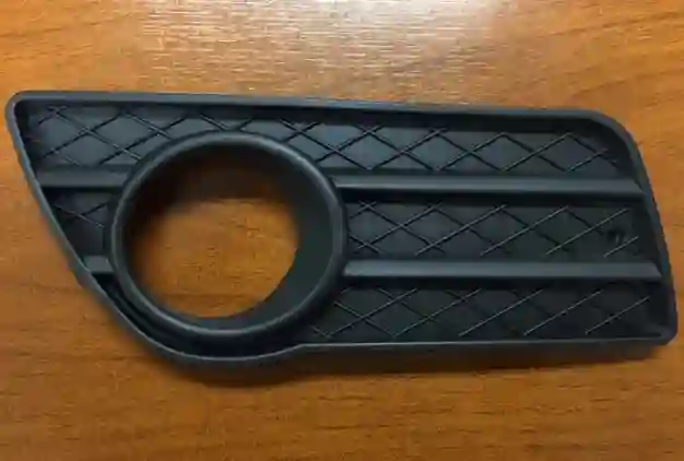 Rejilla de paragolpes delantero derecho