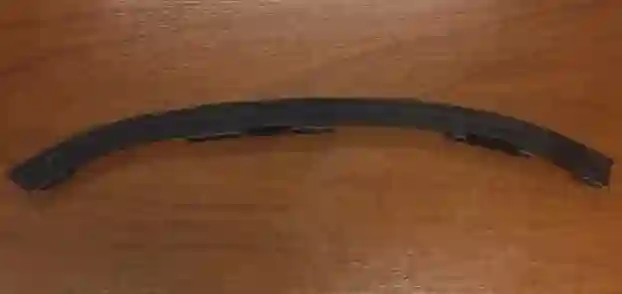Moldura paragolpes delantero derecho