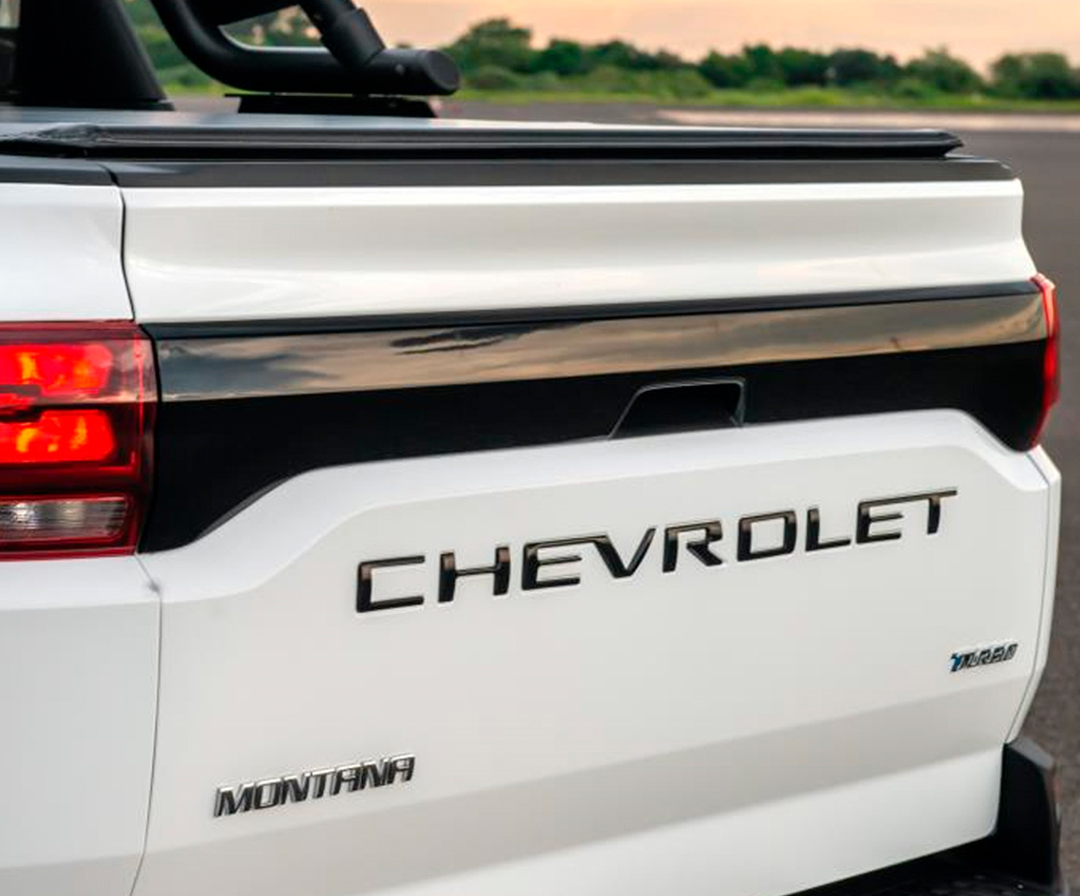 EMBLEMA CHEVROLET PORTON TRASERO NEGRO