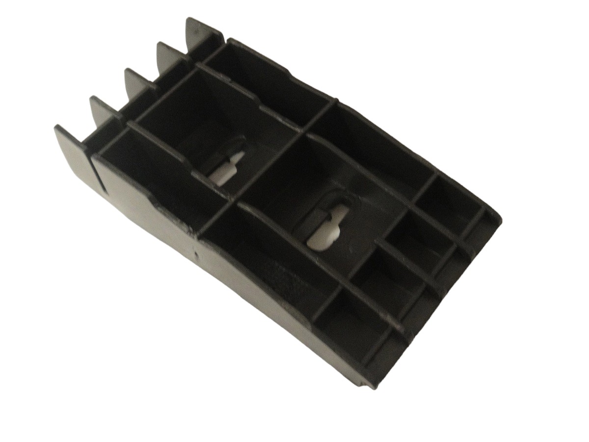 GUIA PARAGOLPE TRASERO DERECHO CHEVROLET CORSA SEDAN 96/99
