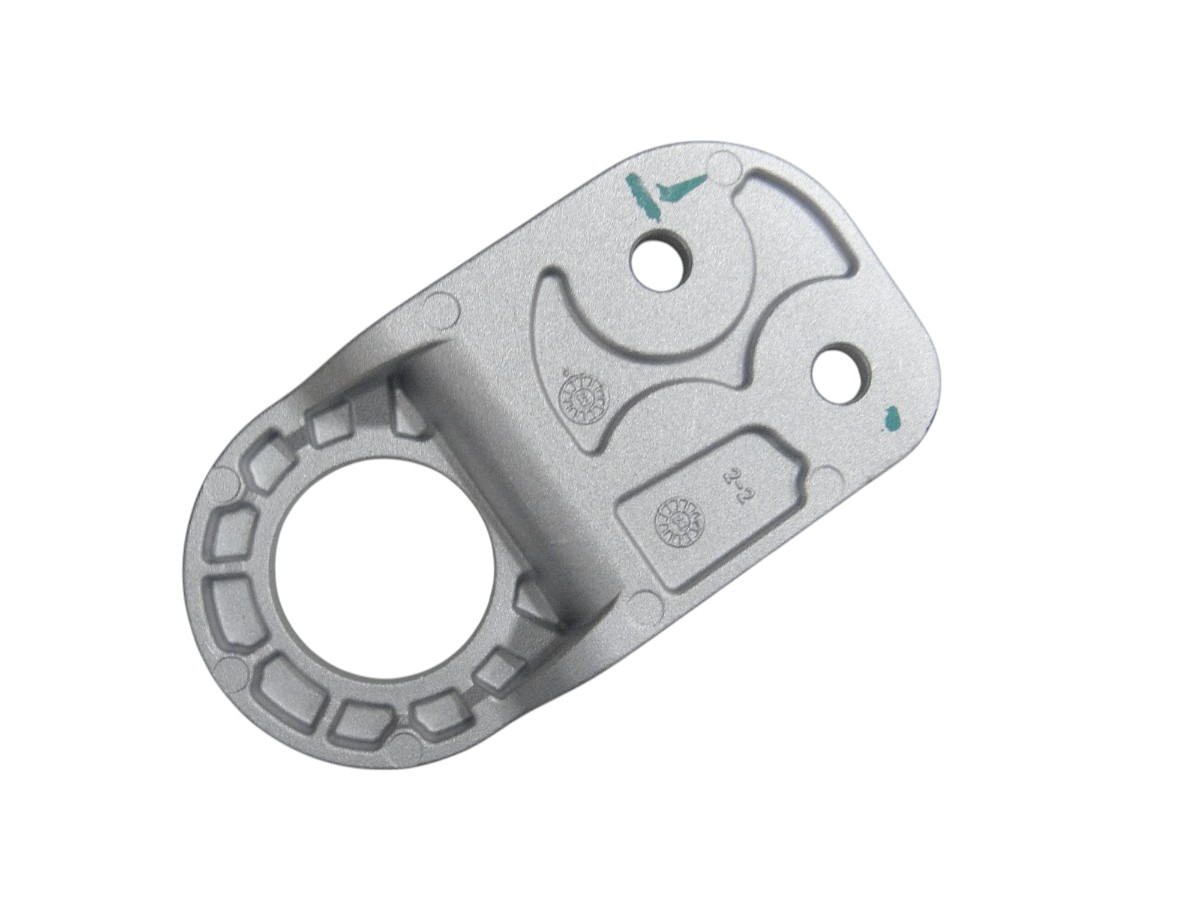 SOPORTE INF IZQ RADIADOR *CHEV TRACKER 2021/MONTANA 2023/