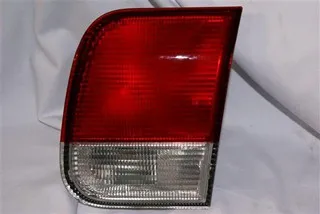 Faro trasero de baúl derecho