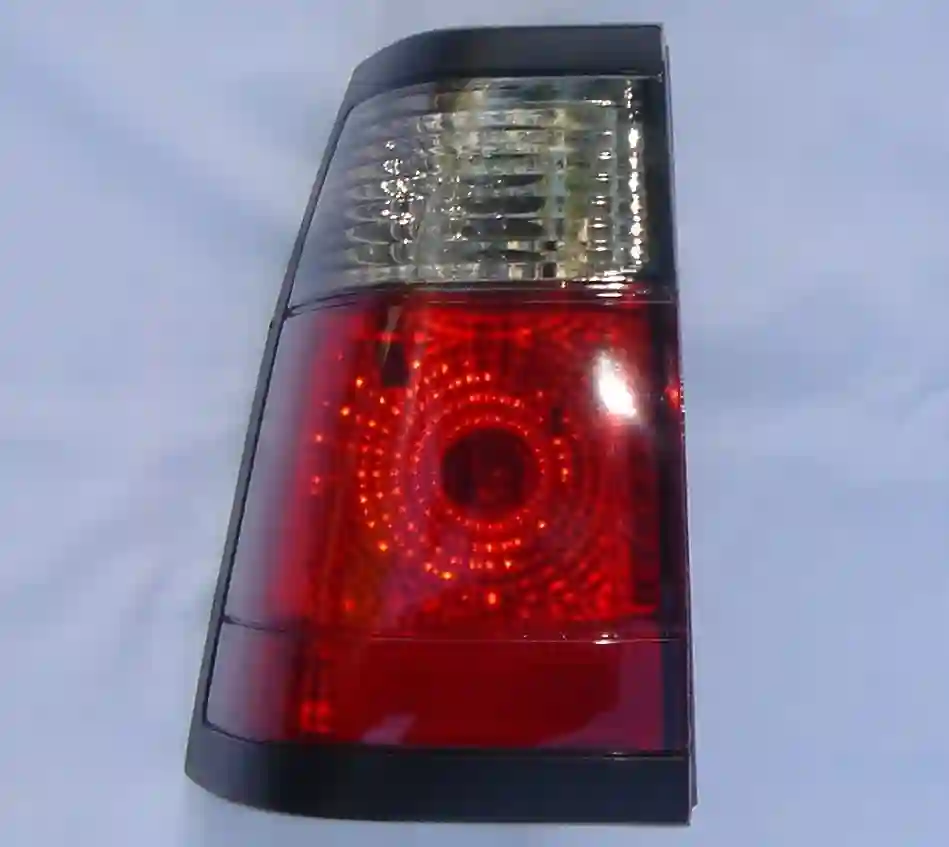 Faro trasero izquierdo