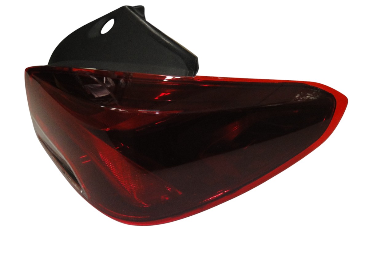 FARO TRASERO DERECHO CHEVROLET ONIX LT 2020 / ( HATCH )