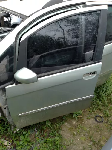 Puerta delantera izquierda con friso