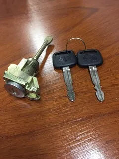 CILINDRO PUERTA IZQ TOYOTA COROLLA 08