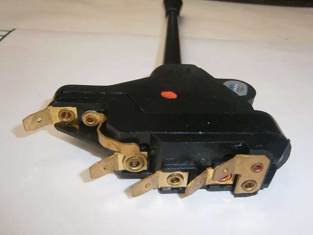 LLAVE BAJO VOLANTE PE 504 LUZ/GUIÑO
