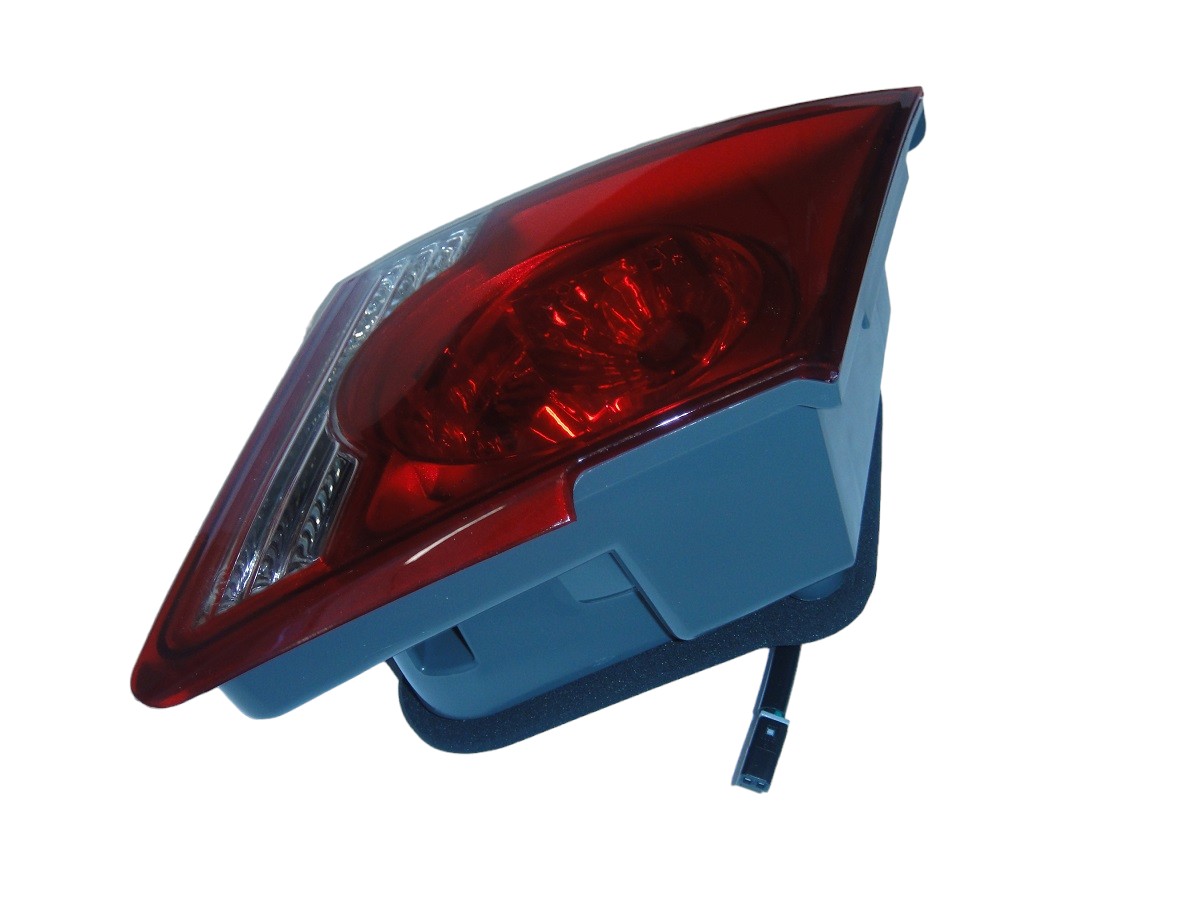 FARO TRA INT IZQUIERDO CHEVROLET CRUZE SEDAN (LADO VALIJA)