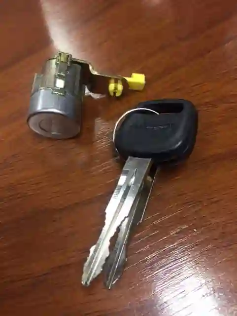 Cilindro de cerradura de puerta delantero izquierdo con llave